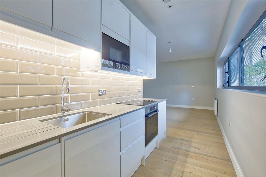 Property photo 2 of 7 9_Eton_Court_The_Broadway_Cheam_Village_Image4_148