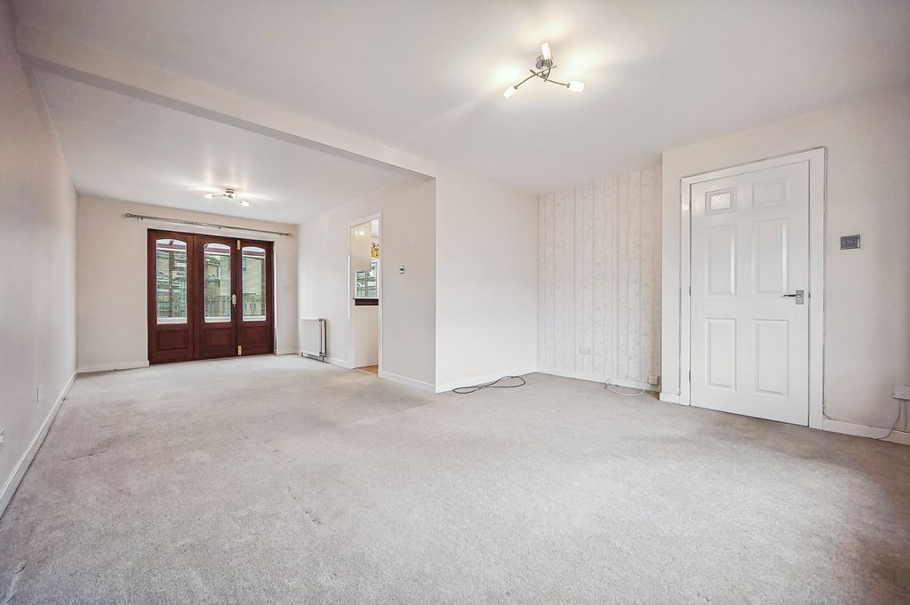 Property photo 2 of 25
