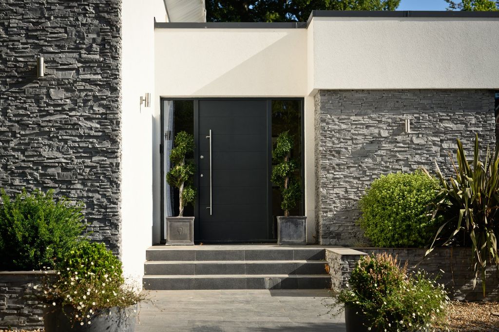Property photo 2 of 21 Entrance