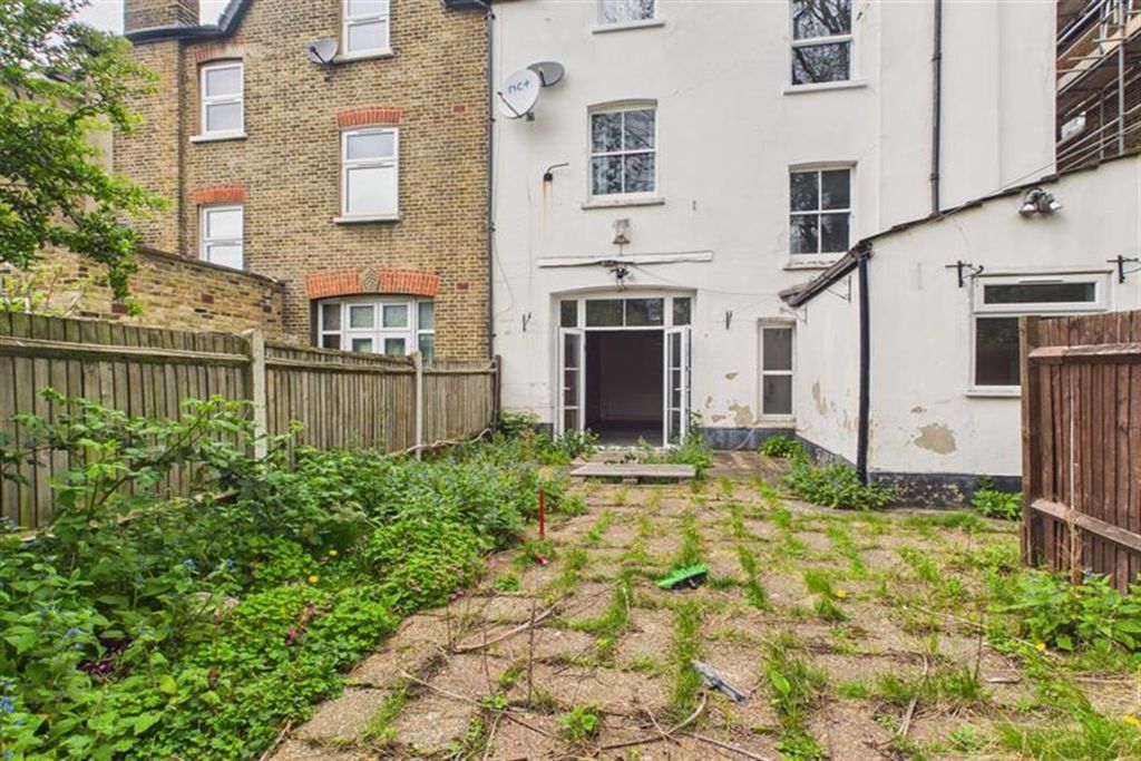 Property photo 2 of 12 Garden