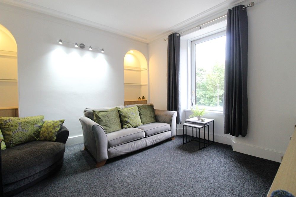 Property photo 1 of 8 Lounge