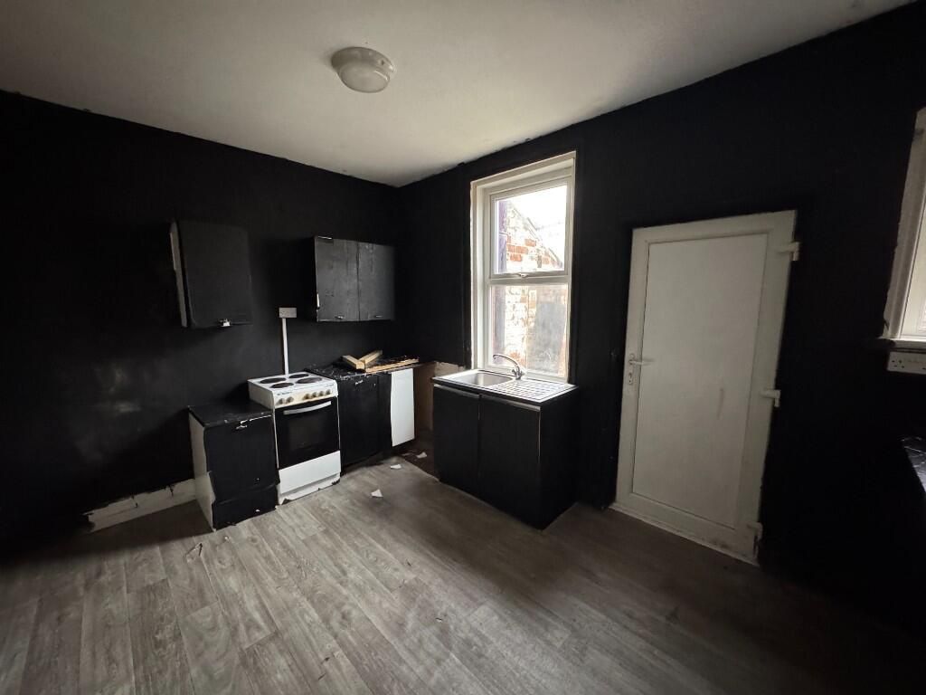 Property photo 3 of 8 Kitchen