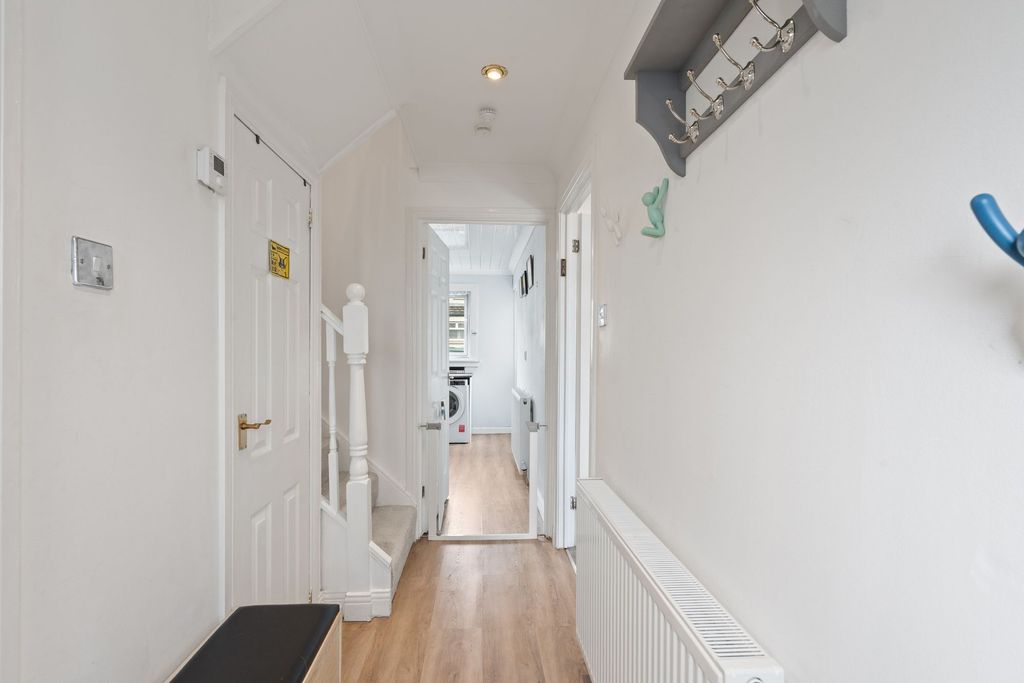 Property photo 3 of 25 Entrance Hallway