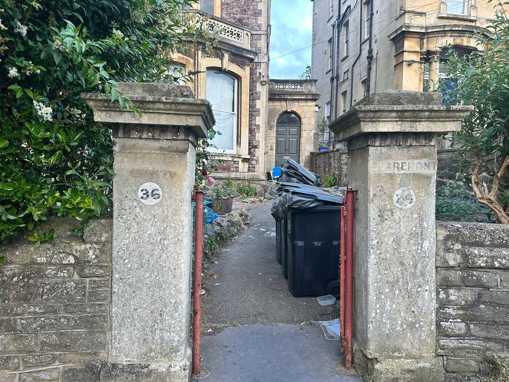 Property photo 1 of 10 Attractive Stone Entrance With Decorative Pillars ...