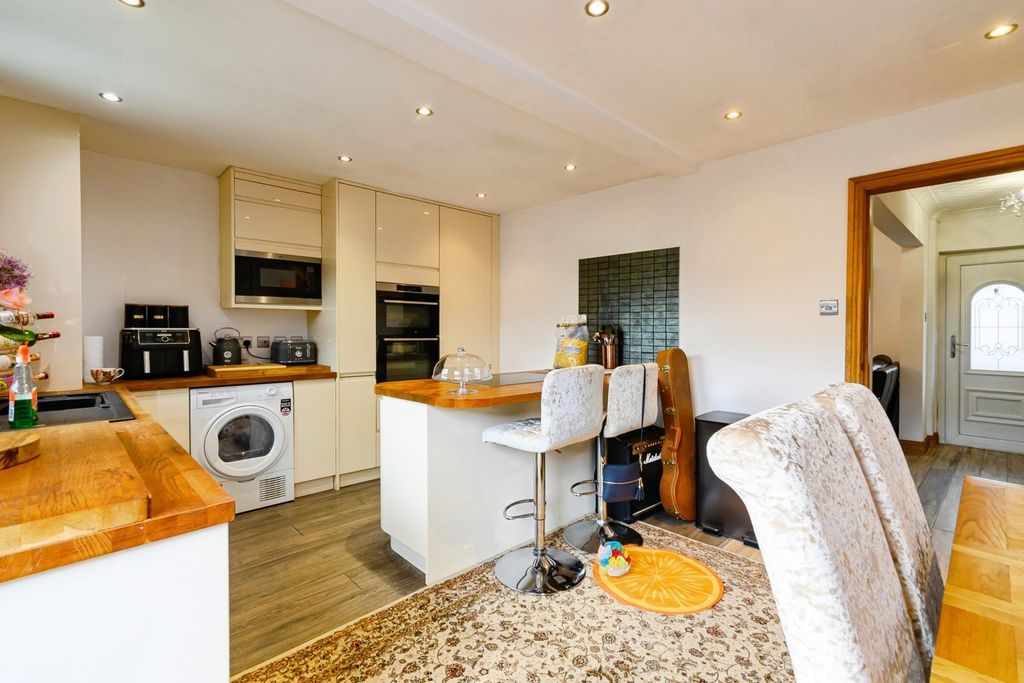 Property photo 3 of 12 Kitchen