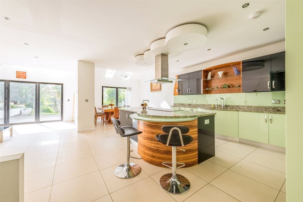 Property photo 3 of 12 Kitchen