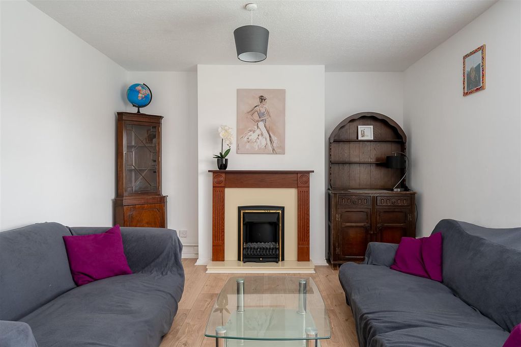 Property photo 3 of 11 Living Room