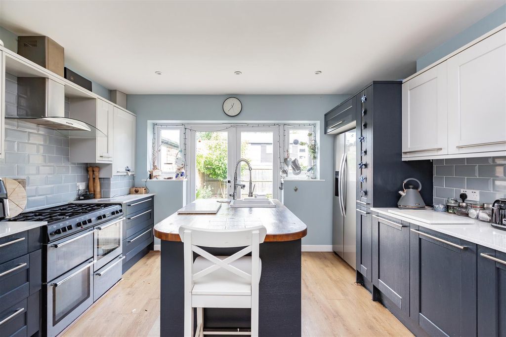 Property photo 3 of 15 19 Millfield-Hr16.Jpg