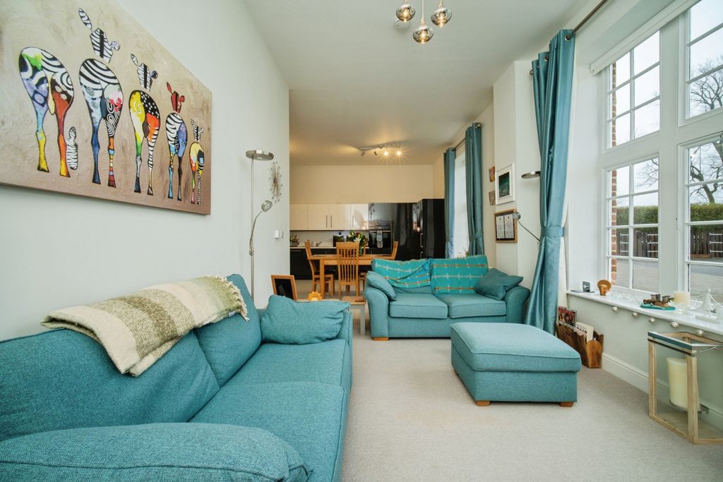 Property photo 2 of 19 Lounge