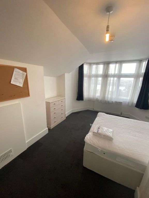 Property photo 3 of 17 Bedroom 4.Jpg