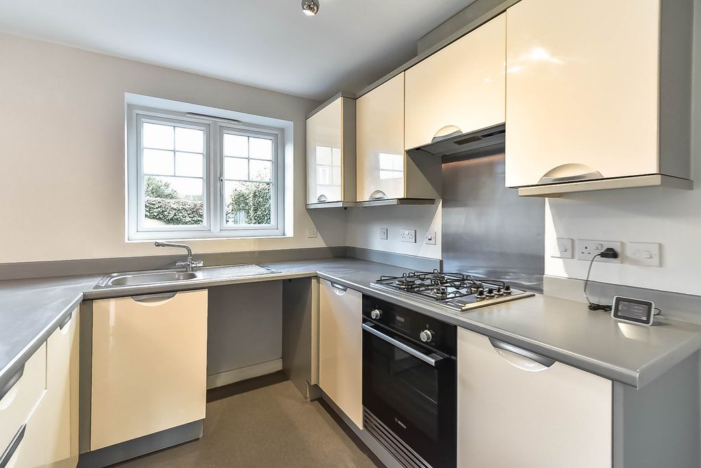 Property photo 3 of 11 Kitchen