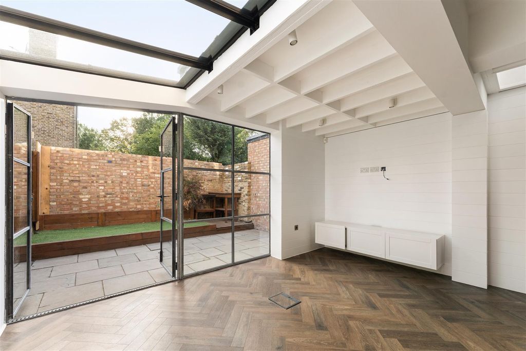 Property photo 2 of 27 Powell Road, E5
