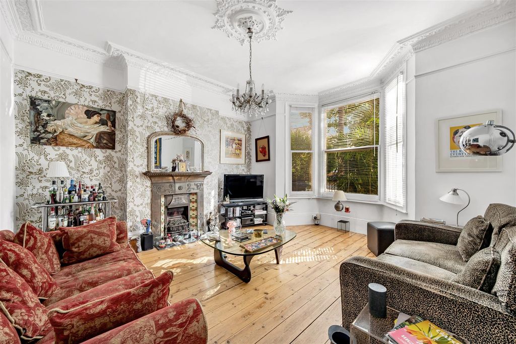 Property photo 2 of 21 Birkbeck Grove-3.Jpg