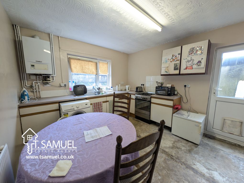 Property photo 3 of 27 Kitchen