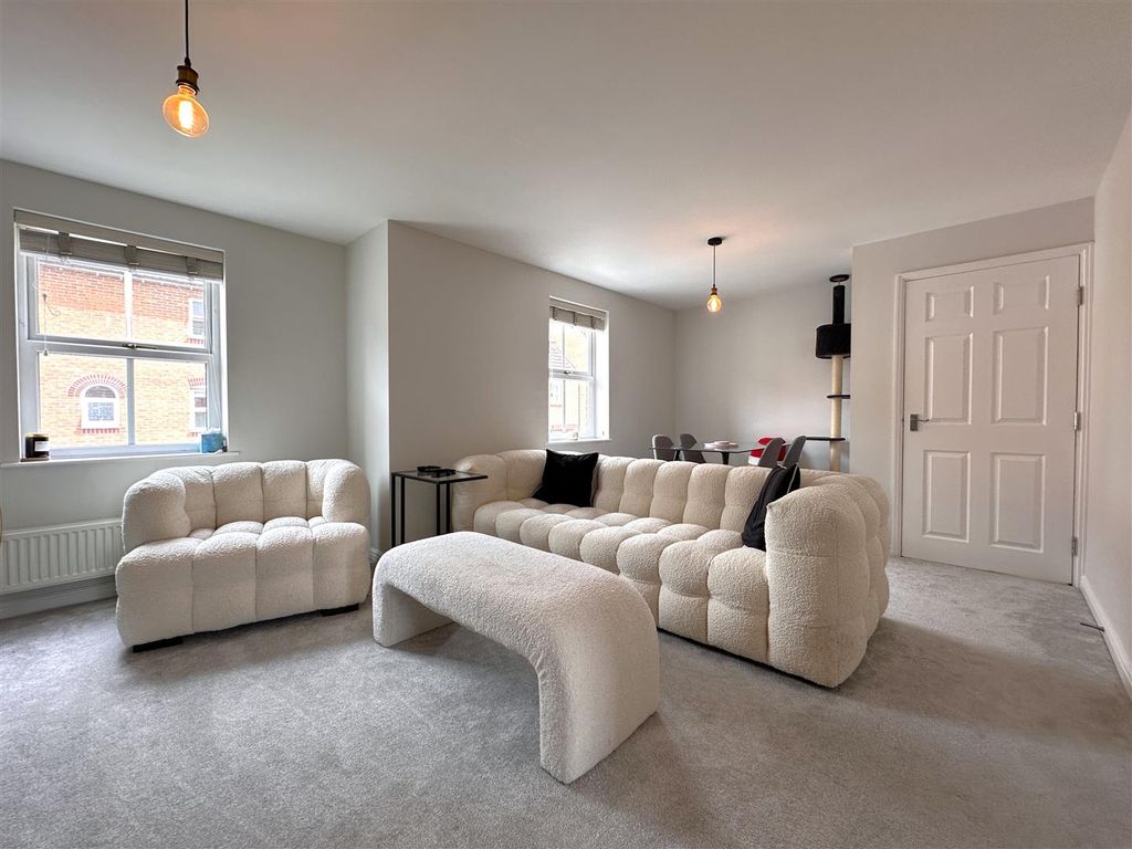 Property photo 2 of 13 Generous Living/Dining Space 780