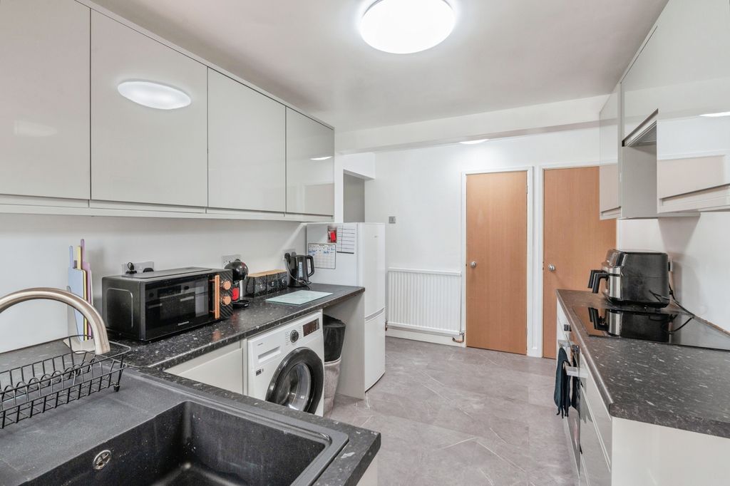 Property photo 3 of 17 Kitchen