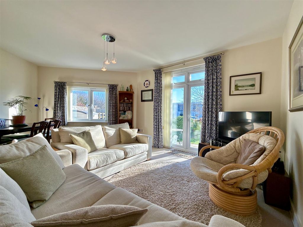 Property photo 3 of 18 Lounge.Jpg