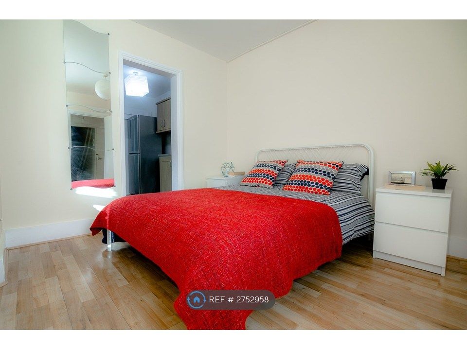 Property photo 2 of 8 Room