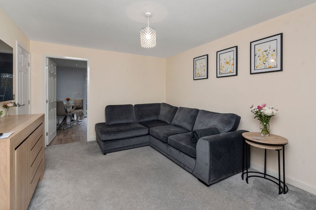 Property photo 2 of 32