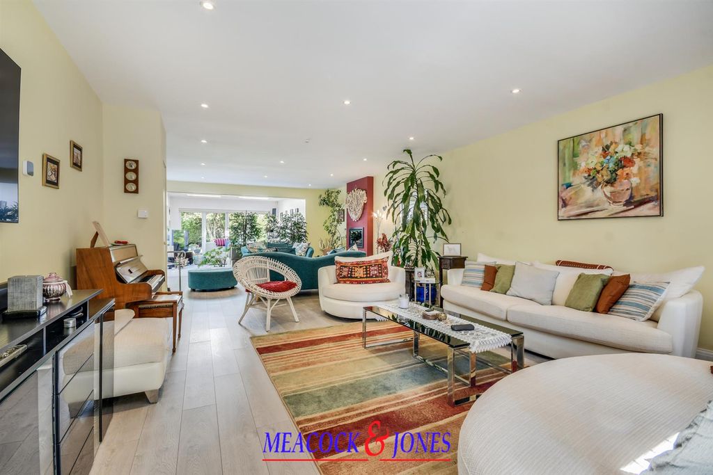 Additional image 7 of 5 bed detached house for saleHillwood Grove, Hutton Mount, Brentwood CM13