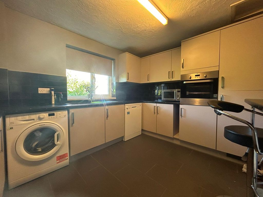 Property photo 2 of 7 Kitchen