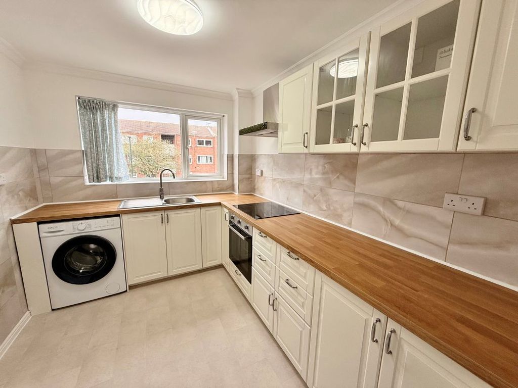 Property photo 3 of 12 Kitchen