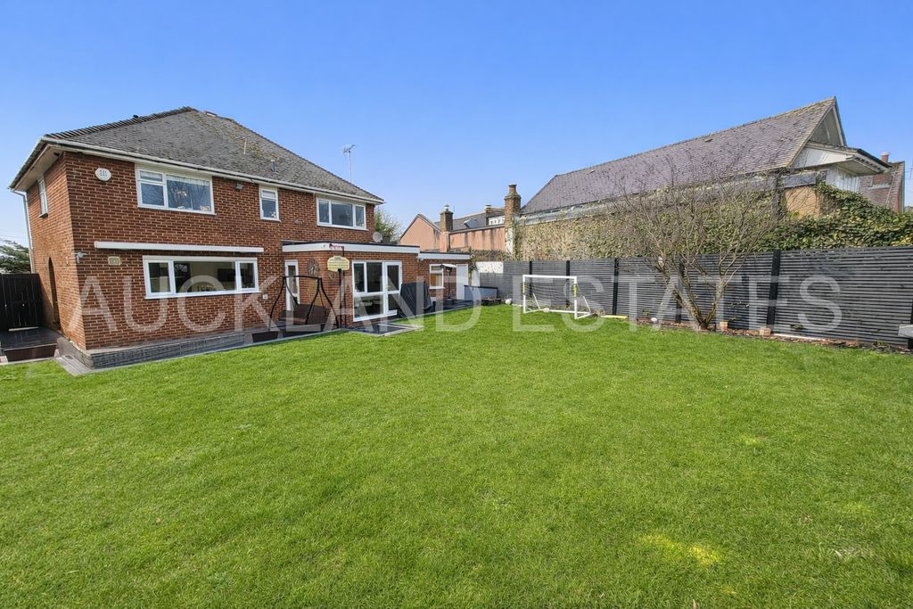 Property photo 2 of 24 Image00003