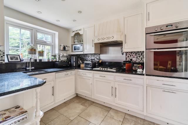 Property photo 3 of 21 Kitchen