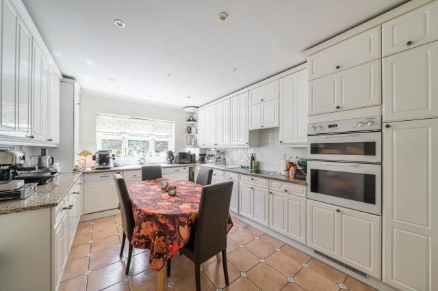 Property photo 3 of 17 Kitchen