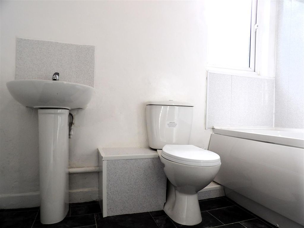 Property photo 3 of 7 Bathroom