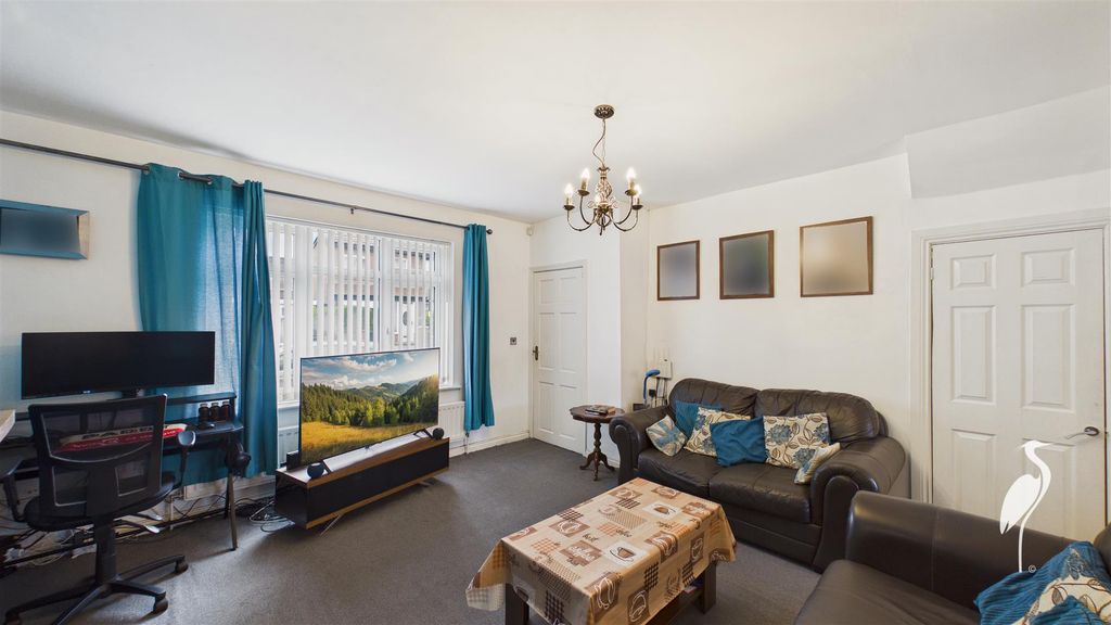 Property photo 3 of 24 Lounge