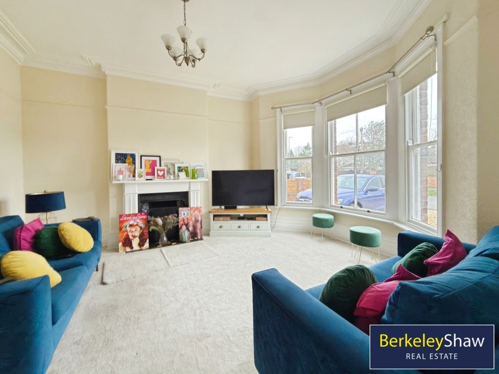 Property photo 3 of 15 Front Lounge