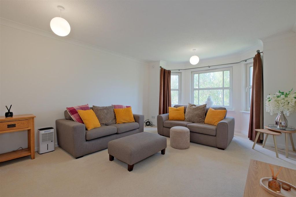 Property photo 2 of 16 Lounge