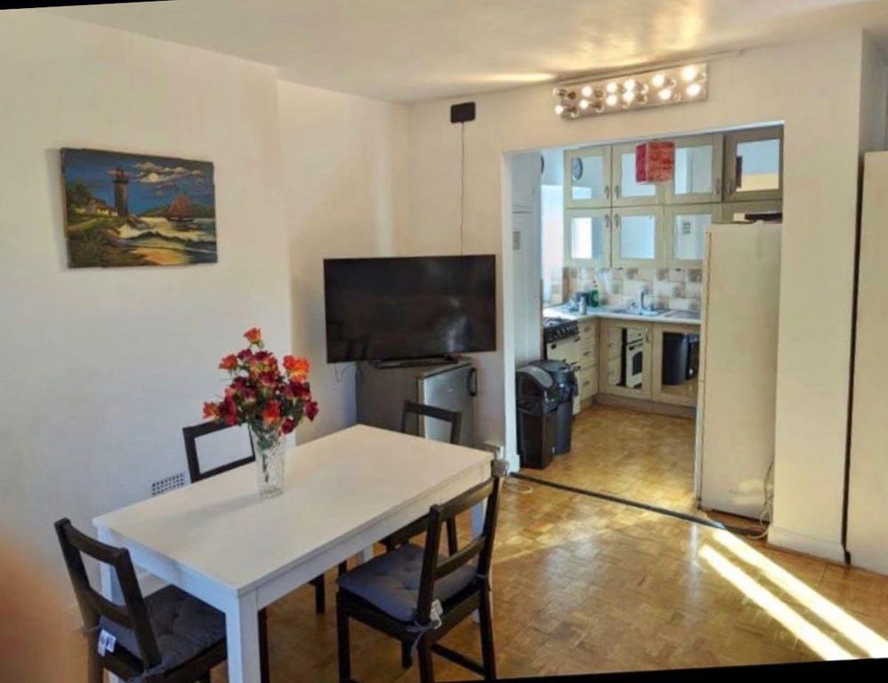 Property photo 3 of 11 Envill Court, N16