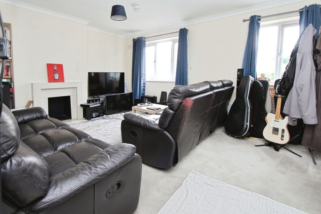 Property photo 3 of 17 Pbox-Living_Room-308427.Jpg