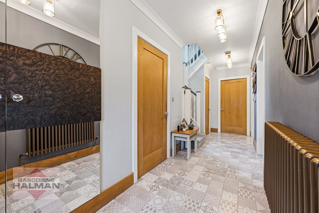 Property photo 2 of 19 Entrance Hallway