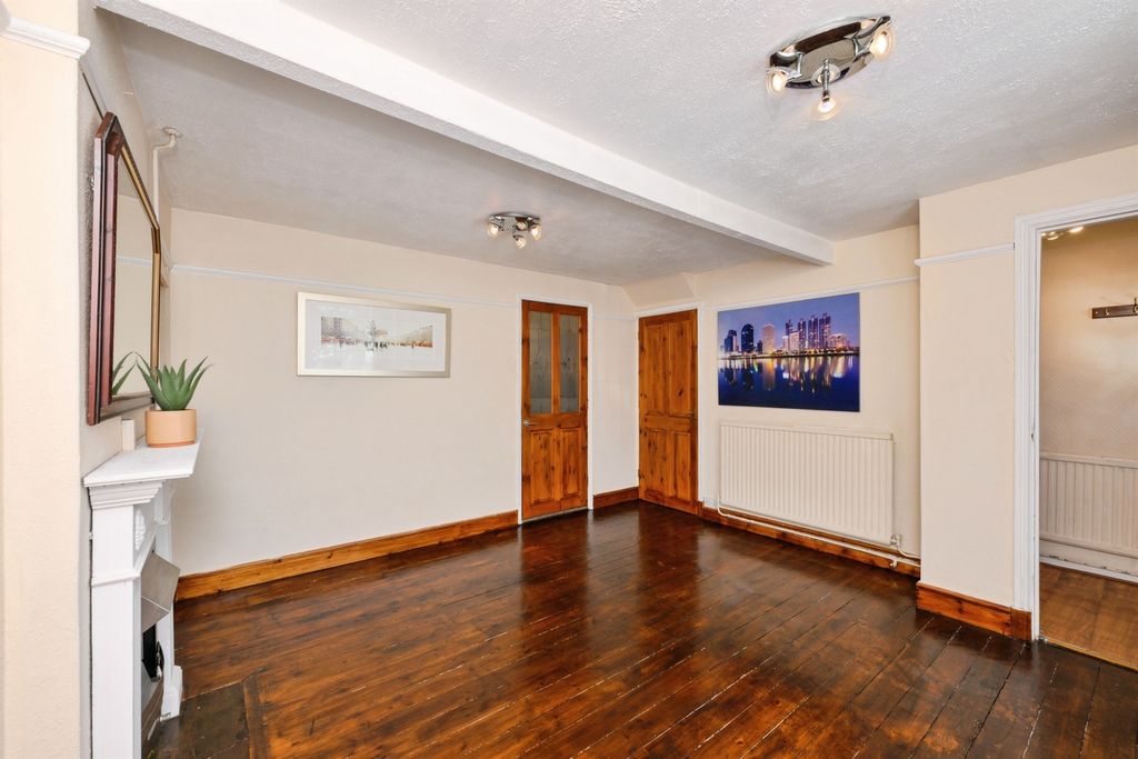 Property photo 3 of 17 Lounge