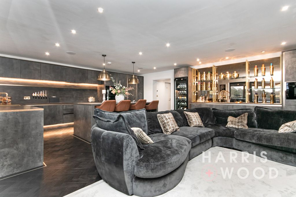 Property photo 2 of 79 4670852