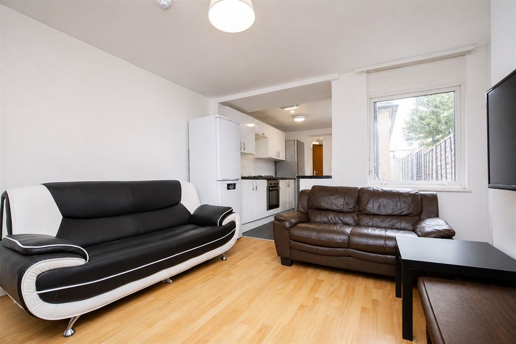 Property photo 2 of 11 Approach