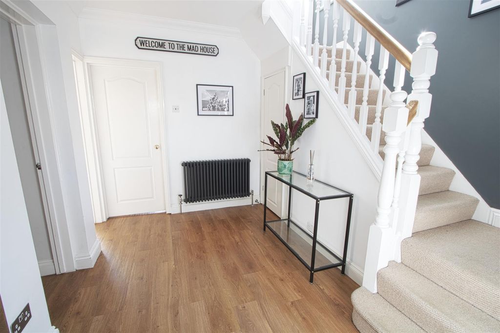 Property photo 3 of 19 Entrance Hall.Jpg