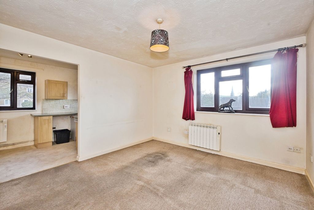 Property photo 3 of 13 Lounge