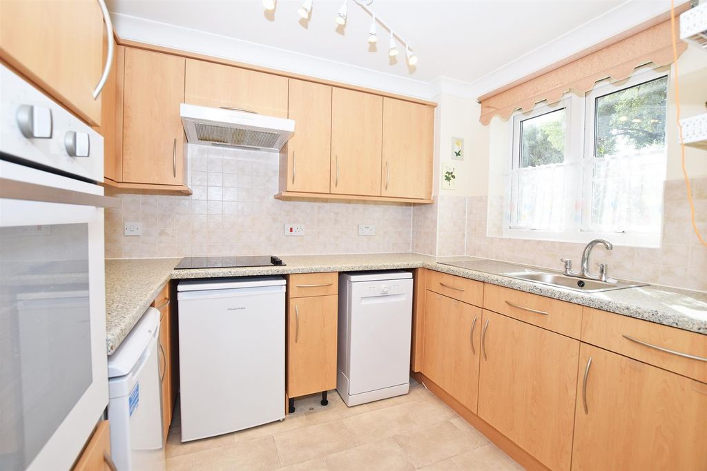 Property photo 3 of 10 Kitchen
