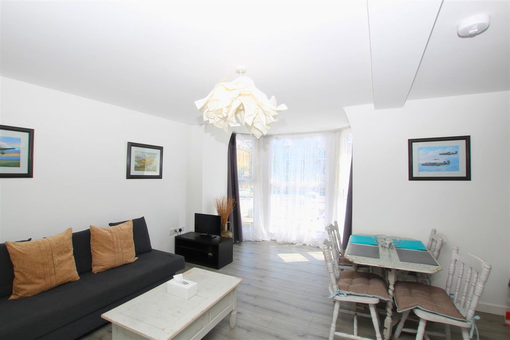 Property photo 2 of 5 Lounge