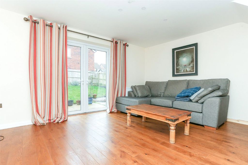 Property photo 3 of 10 Lounge