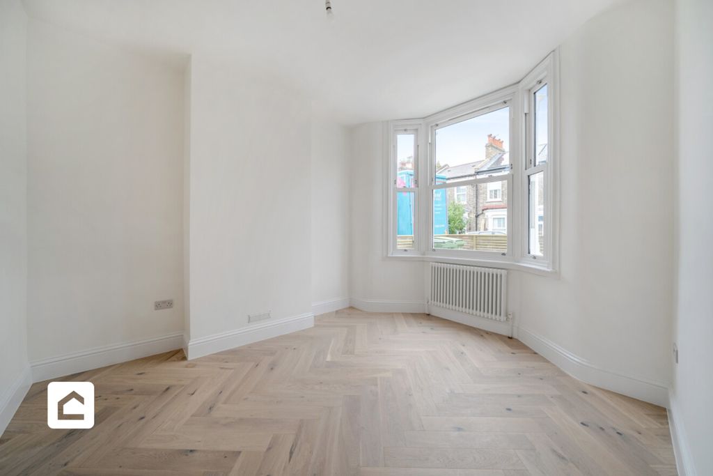 Property photo 2 of 24 3