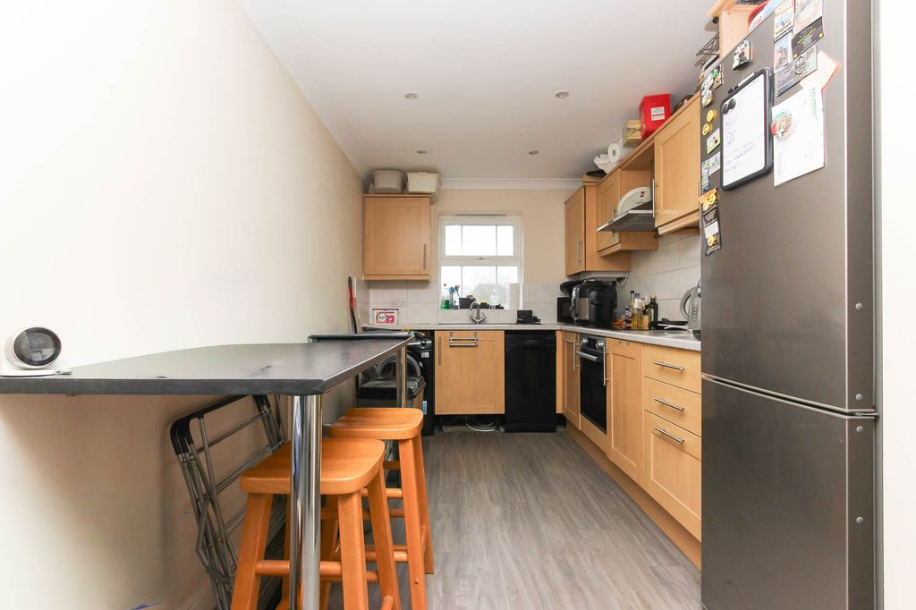 Property photo 3 of 11 Kitchen