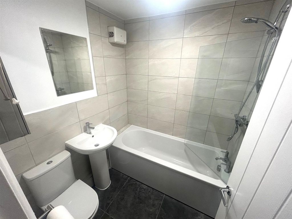 Property photo 3 of 8 Bathroom