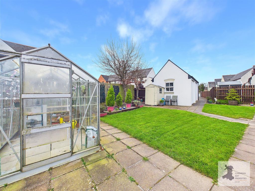 Property photo 2 of 27 Gardens