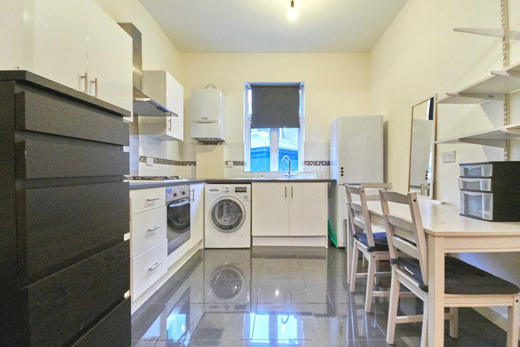 Property photo 2 of 6 Kitchen