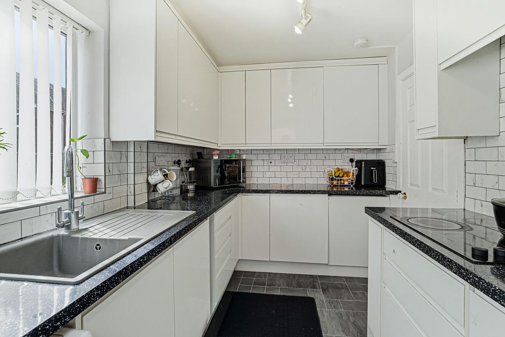 Property photo 3 of 19 Kitchen